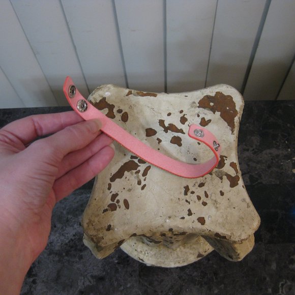 NWOT Guess pink rhinestone cuff bracelet - Picture 5 of 5